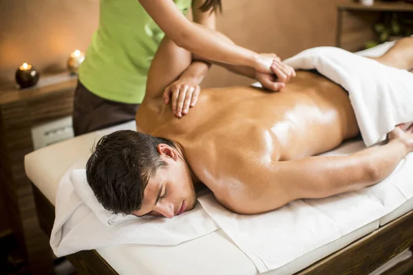 Hombre teniendo masaje en spa — Foto de Stock