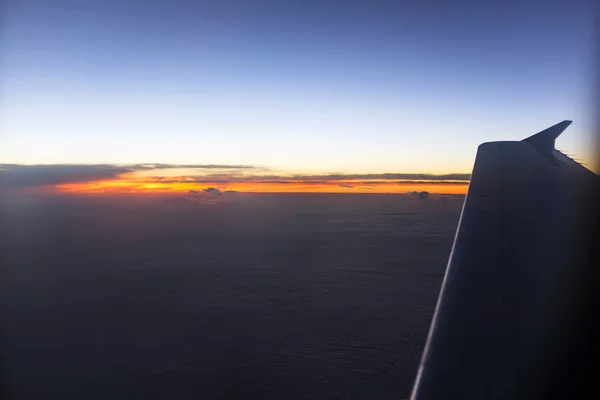 Sonnenuntergang oder Sonnenaufgang aus dem Flugzeug — Stockfoto