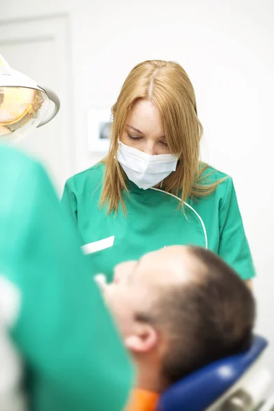 Dentista femenina en clínica —  Fotos de Stock