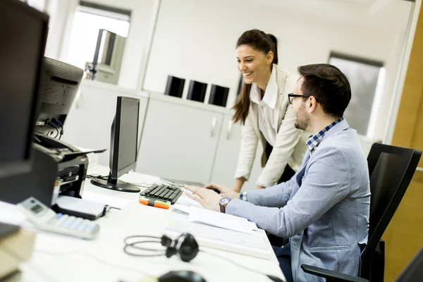 Empresarios en oficina moderna —  Fotos de Stock