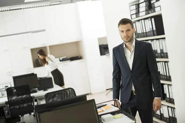 Бізнесмен стоїть в офісі — стокове фото