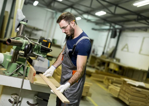 Mand, der arbejder i fabrikken - Stock-foto