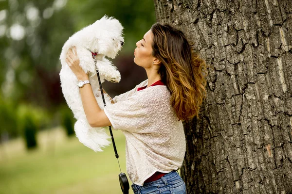 Kvinna med en Maltesiska dog — Stockfoto