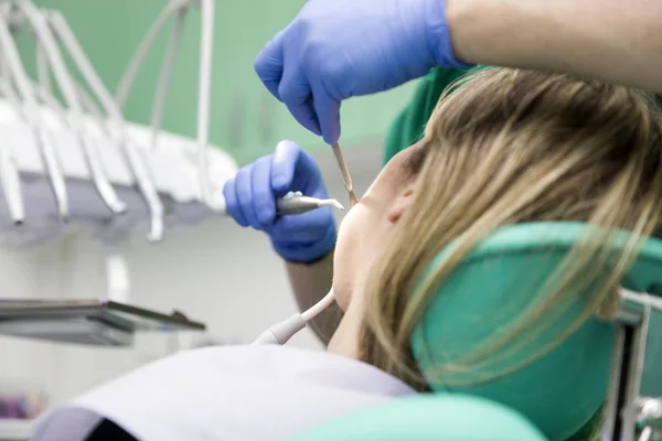 Junge Frau lässt Zähne untersuchen — Stockfoto