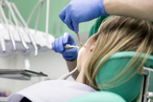 Jovencita teniendo dientes examinados —  Fotos de Stock