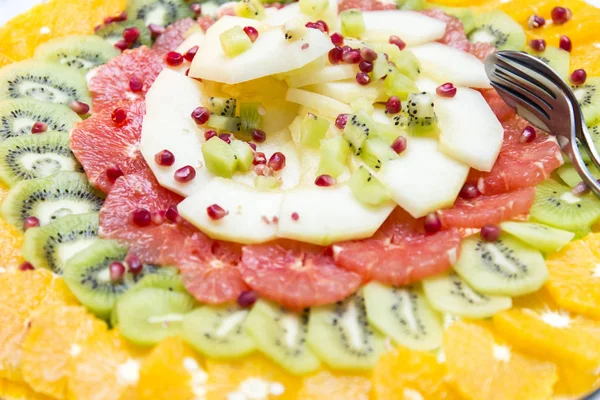 Salade de fruits sur assiette — Photo