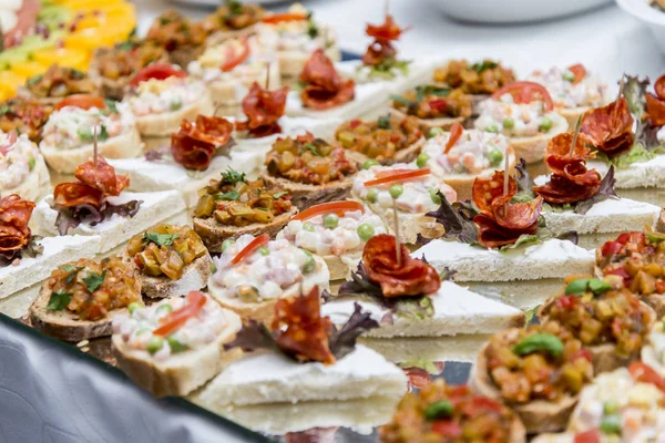 Aperitivo saboroso canapé colorido — Fotografia de Stock