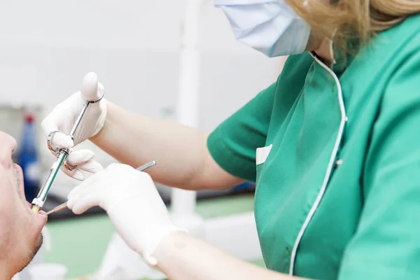 Dentista fornece anestesia dentária — Fotografia de Stock