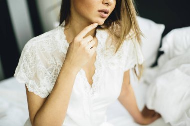 genç kadın yatakta oturur