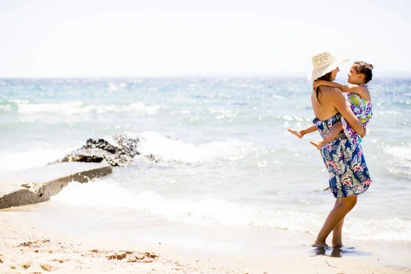 Κορίτσι και μητέρα θέτοντας σε μια παραλία — Φωτογραφία Αρχείου