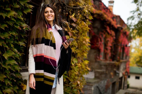 Donna con telefono e caffè all'aperto — Foto Stock