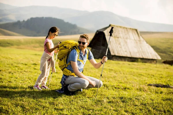 Vader en dochter genieten van wandelen — Stockfoto