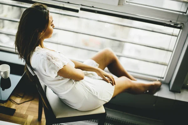 Jonge vrouw zit en dromen — Stockfoto
