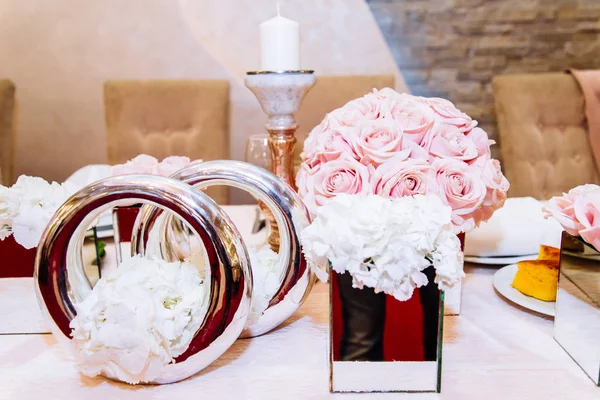 Розкішно прикрашений весільний стіл — стокове фото