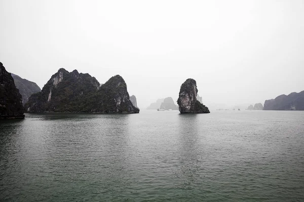 Schilderachtig uitzicht op de eilanden in halong baai — Stockfoto