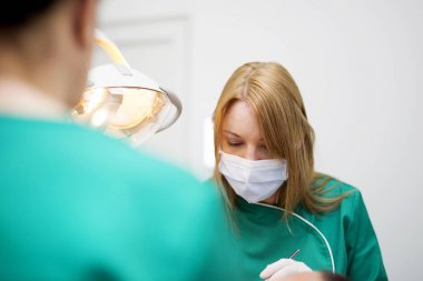 Diş check-up üzerinde genç adam