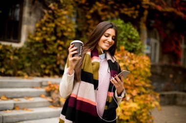 Telefon ve açık kahve kadın ile