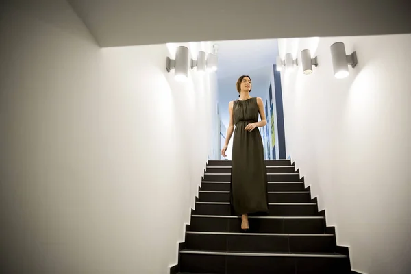 Donna sulle scale in ufficio — Foto Stock