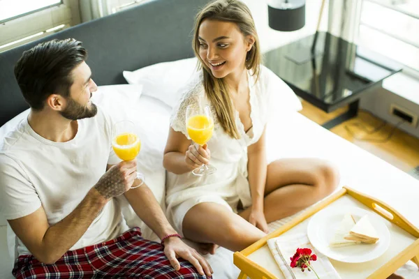 Paar frühstückt im Bett — Stockfoto