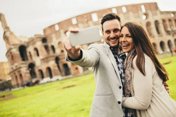 Пара беручи selfie в Римі — стокове фото