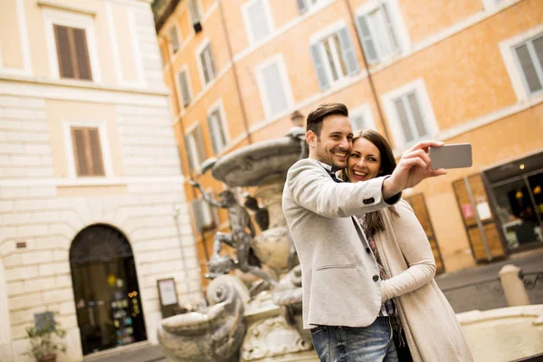 Casal tirando selfie em Roma — Fotografia de Stock