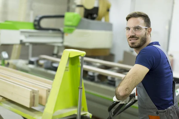 Homem que trabalha na fábrica — Fotografia de Stock