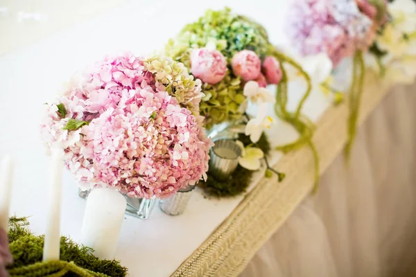 테이블에 꽃 웨딩 장식 — 스톡 사진