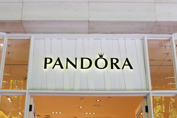 Pandora store showcase — Stock Photo, Image