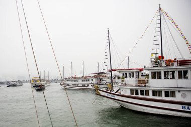 Gemiyle gezmek sandal Halong noktasında