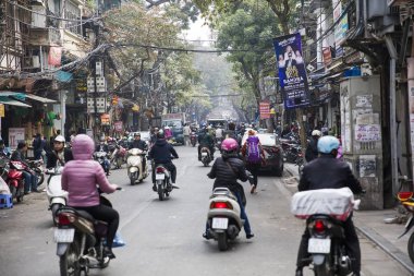 İnsanlar sokakta Hanoi