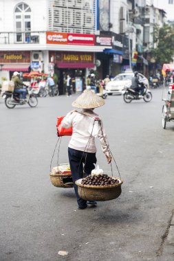 Hanoi markette malları alarak kadın