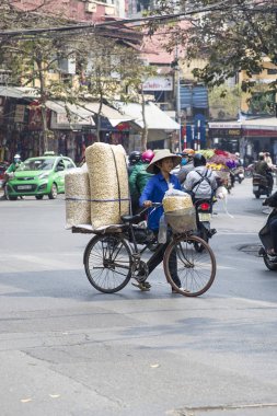 İnsanlar sokakta Hanoi