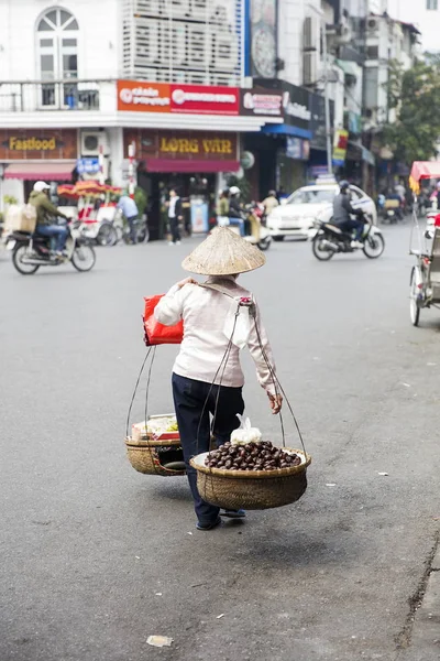 在河内的市场走货的女人 — 图库照片