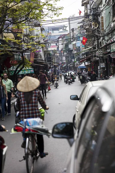 Människor på gatan i Hanoi — Stockfoto
