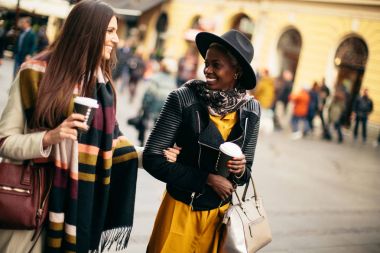 Çok ırklı genç kadınlar açık