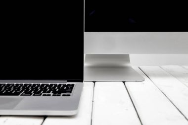 Bilgisayar ve laptop masada