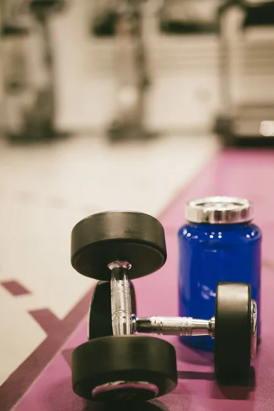 Poids et protéines de lactosérum dans le gymnase — Photo