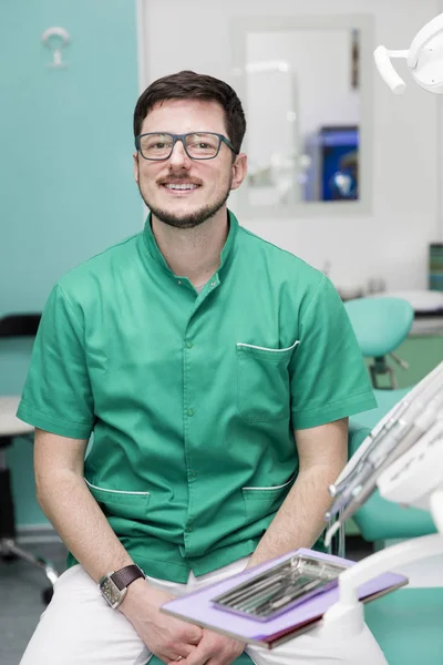 Joven dentista masculino en consultorio dental — Foto de Stock