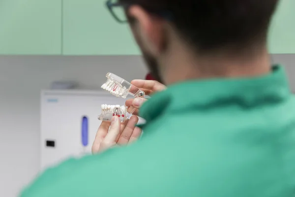 Joven dentista masculino en consultorio dental — Foto de Stock