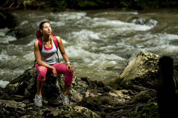 Žena turistika v horách — Stock fotografie