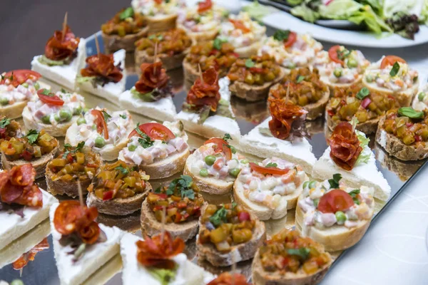 Leckere Vorspeise bunte Canape — Stockfoto