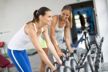 Genç kadın bir spor salonunda egzersiz