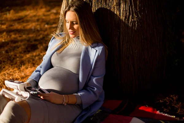 Mujer embarazada posando en el parque — Foto de Stock