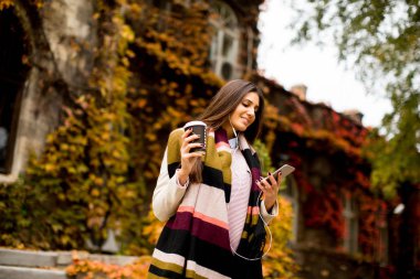 Telefon ve açık kahve kadın ile