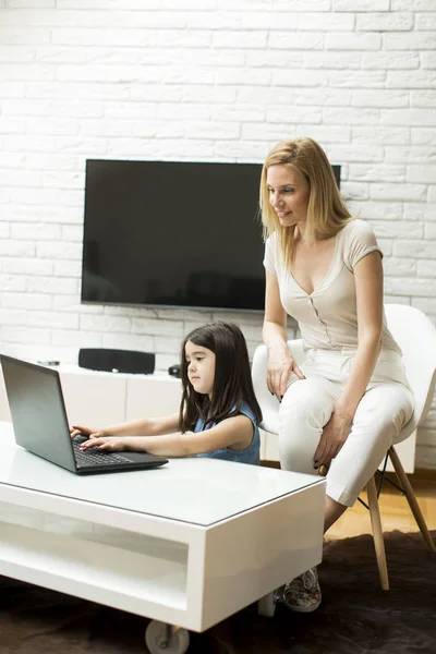 Madre con hija en casa — Foto de Stock