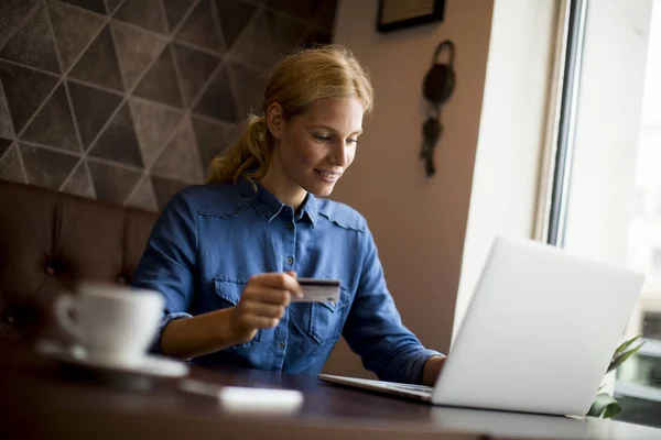 Женщина онлайн покупки в кафе — стоковое фото