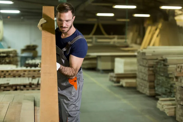 Homem que trabalha na fábrica — Fotografia de Stock