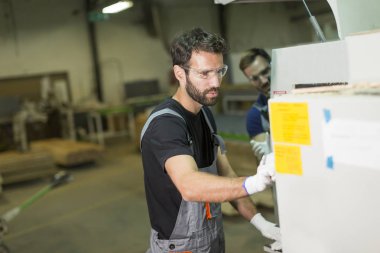 Mobilya fabrikasında çalışmaya yakışıklı genç