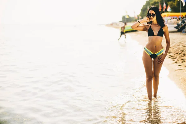 Молода і спортивна дівчина на пляжі — стокове фото