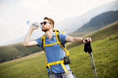 genç adam Hiking